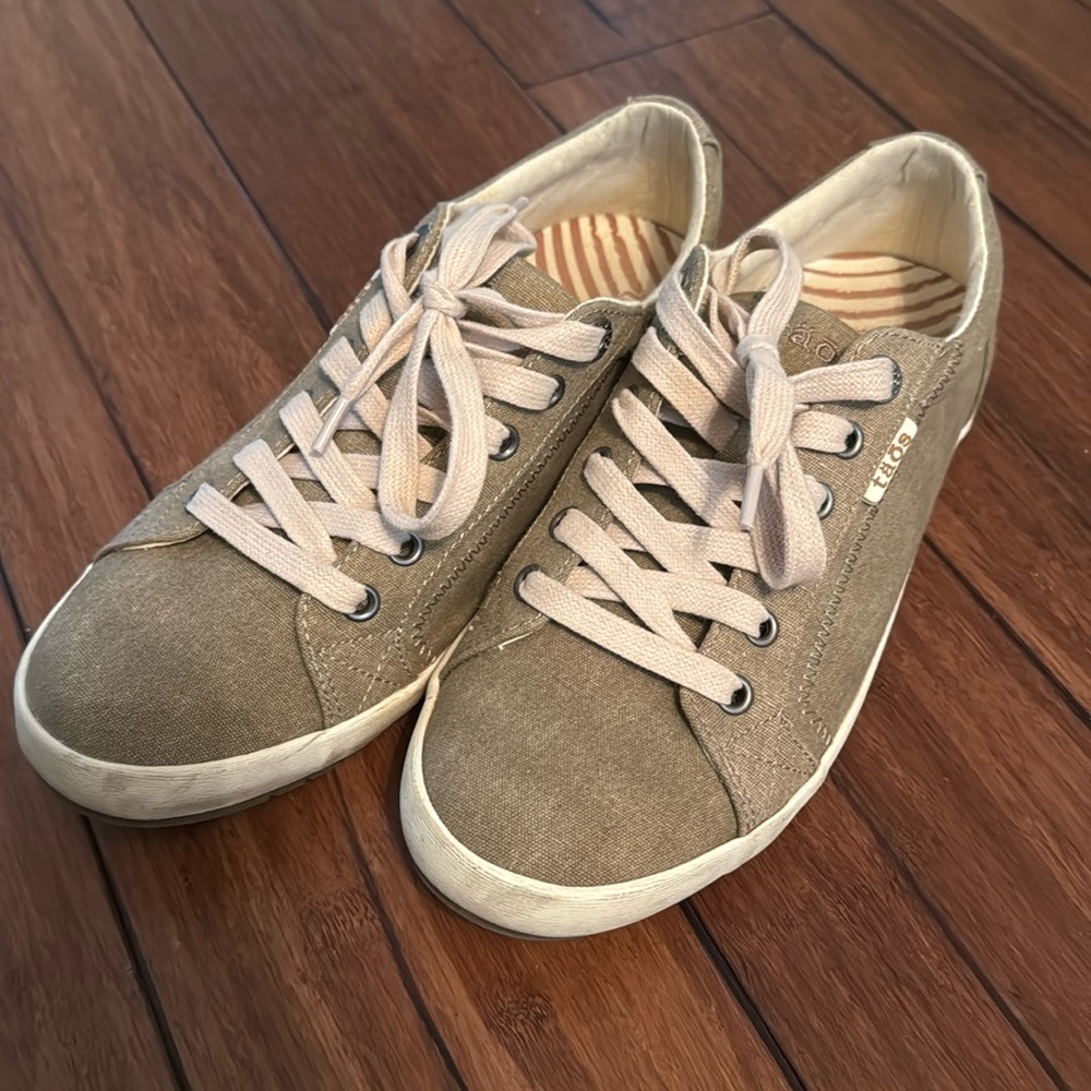[9] Taos Shoes - Beige Canvas Sneakers